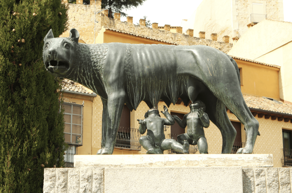 Escultura de la Loba Capitolina amamantando a Rómulo y Remo, fundadores de Roma según la mitología romana.