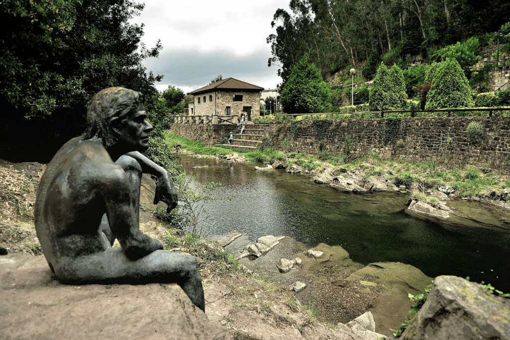 Escultura del hombre pez de Liérganes, un símbolo cultural junto al río Miera.